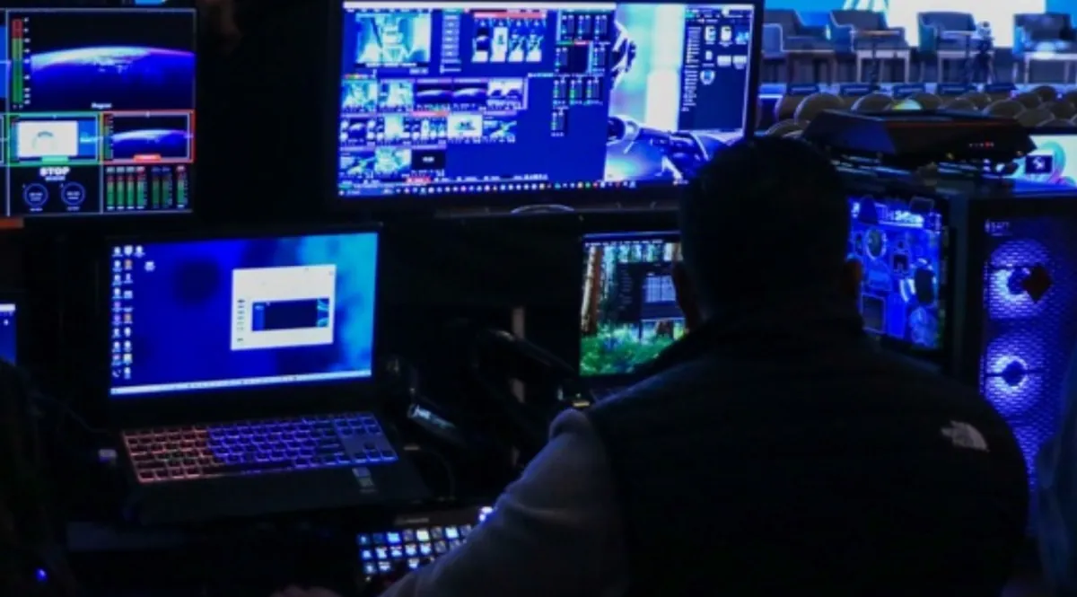 Posición de control con multiviewer, monitores y consola durante un evento